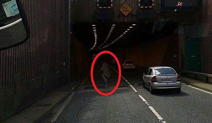 Irský trucker si odpoledne na rušné silnici dal ducha.