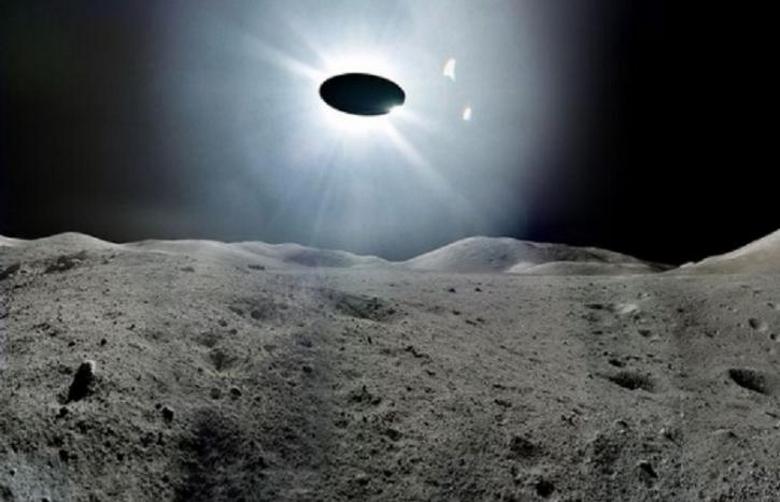 UFO startuje z kráteru měsíce - skvělé video