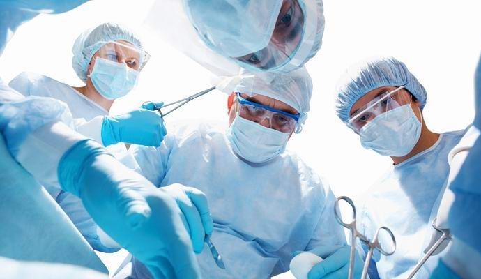 Z malajského školáka byl odstraněn velký parazitický dvojče.