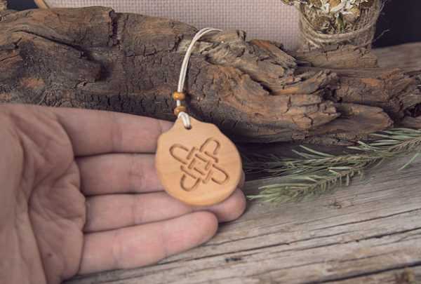 kouzlo lipy na kožené šňůře 