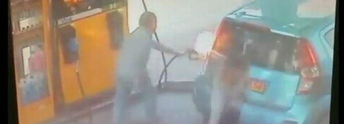 Izraelská žena zapálila auto někoho jiného za to, že ji odmítla léčit cigaretou.