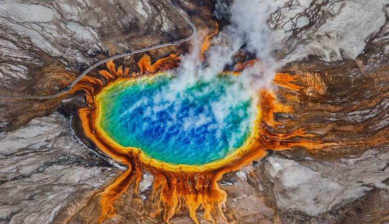 Yellowstonská super sopka postupně kolem něj pálí stromy.