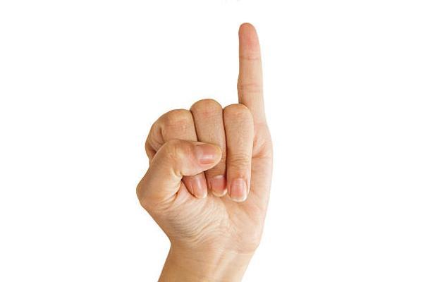 malíček na pravé ruce svědí 