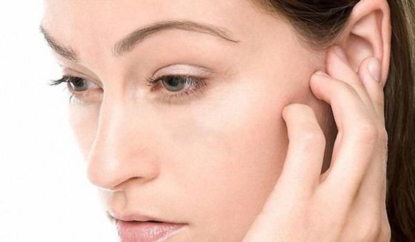 příznaky o levém uchu 