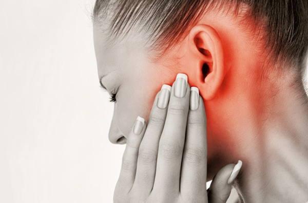 svědění levého ucha 