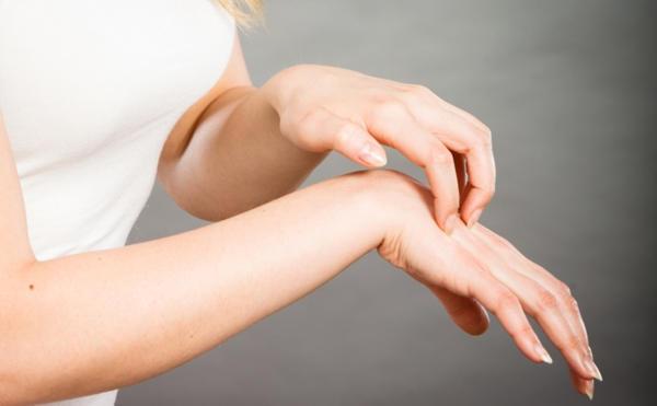 Na co se připravit, pokud vás svědí pravá nebo levá ruka 