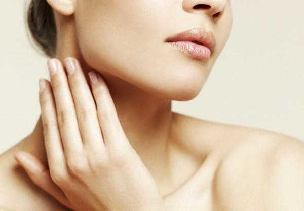 Krk svědí vpravo nebo vlevo 