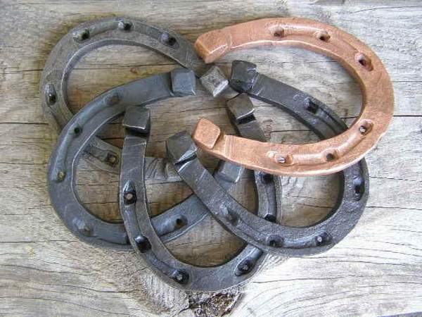 najít starou podkovu 