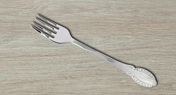 znamení vidlice spadla na podlahu 