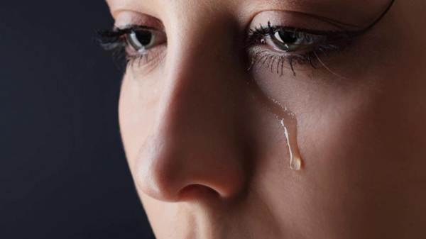 slza z levého oka 
