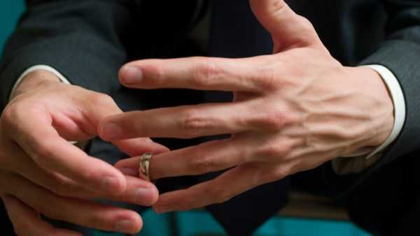 Sundejte snubní prsten 