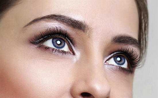 Co to znamená, když to svědí mezi obočím 