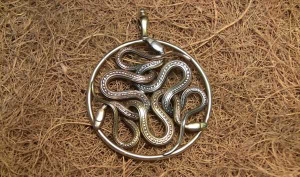 Amulet hadí 