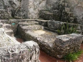 Kamenné bloky vznášející se ve vzduchu