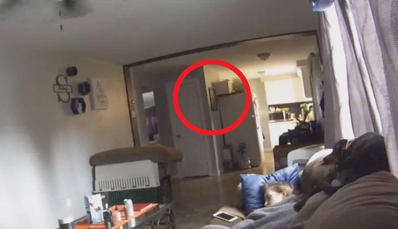 Bezpečnostní kamera zaznamenala nadpřirozenou aktivitu v domě