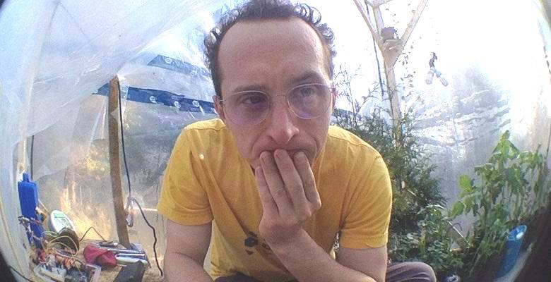 Kanaďan se pokusil přežít ve vzduchotěsném stanu s 200 rostlinami