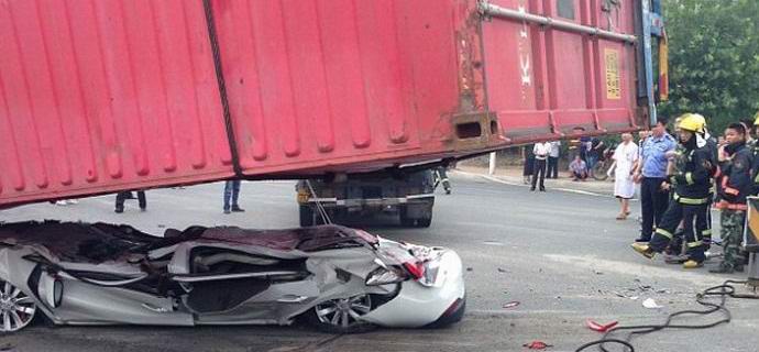 Číňané přežili poté, co se jejich auto rozbilo na dort