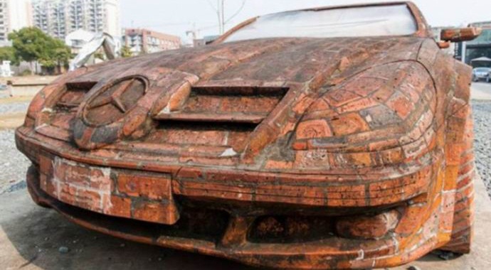 Čínský umělec postavil zděný Mercedes