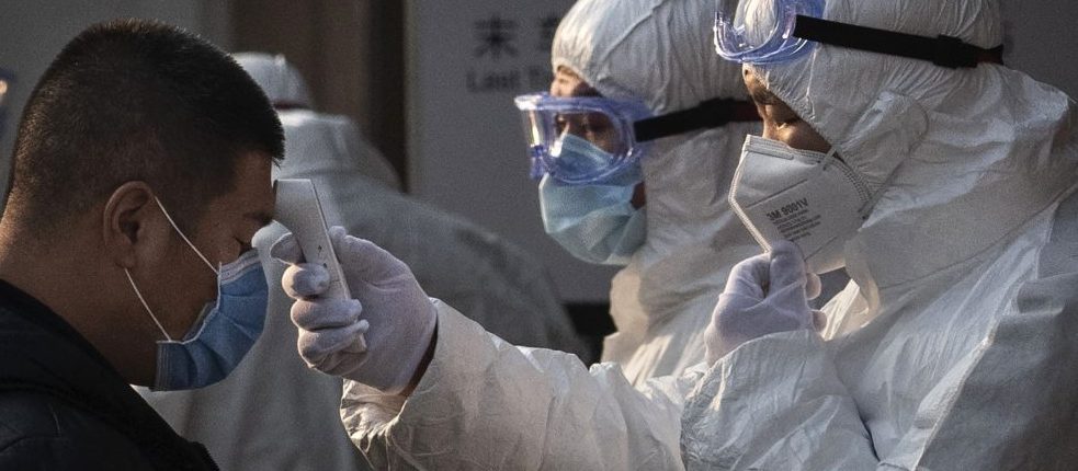 Čínský koronavirus je nakažlivý, než se příznaky objeví, oficiální prohlášení 