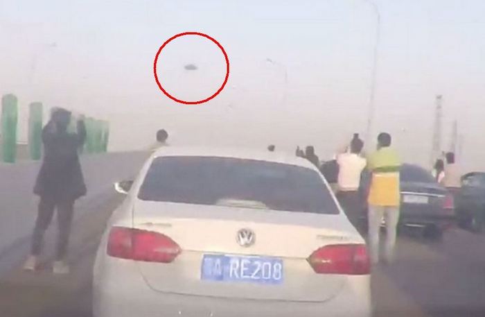 Čínský smog někdy umožňuje vidět i mimozemskou loď