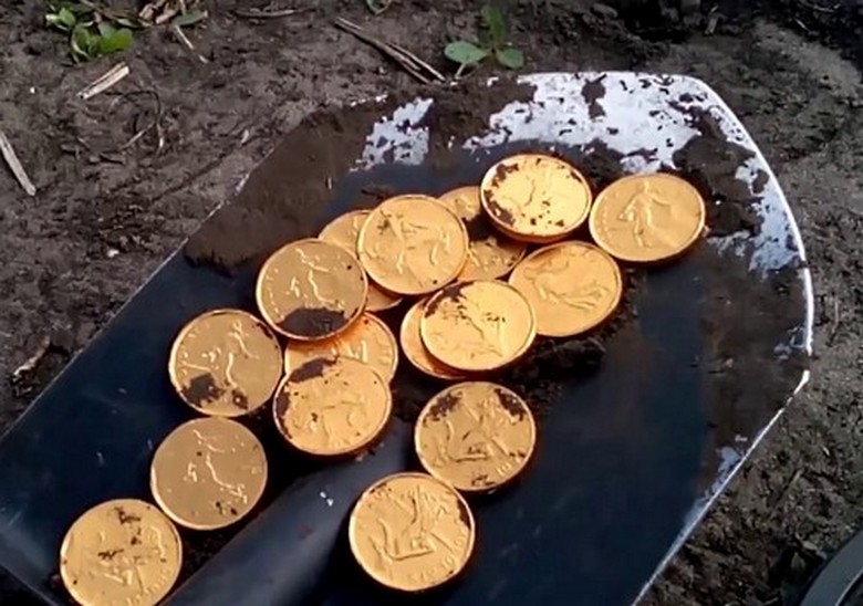Poklad zlatých mincí objevených v Gruzii během pohřbu