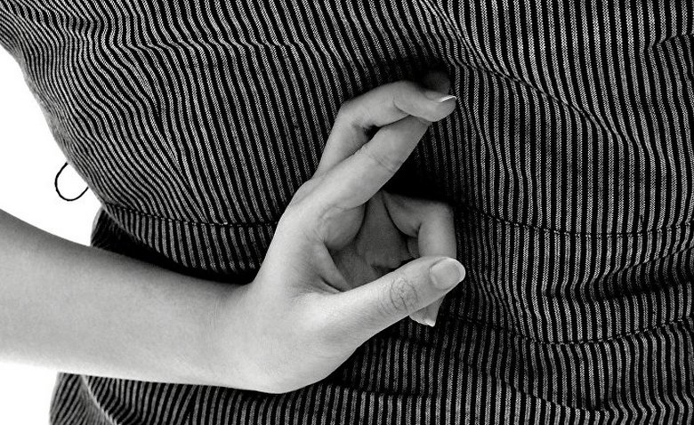 Když člověk lže, chová se docela předvídatelně.