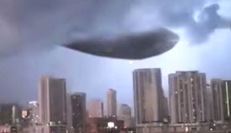 Kolosální UFO na obloze nad USA poslal světelné koule dolů