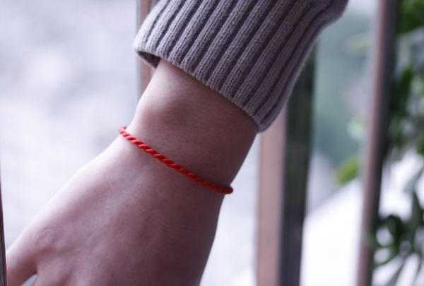 Na které straně je správné nosit červenou nit 