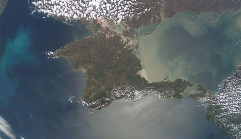 Krym pomalu, ale vytrvale pluje na pevninské Rusko