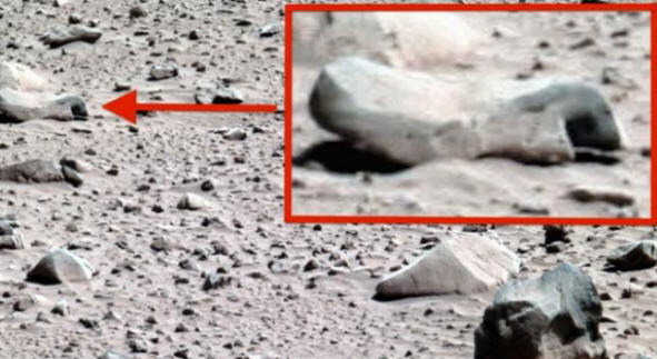 Kdo udělal v marťanských kamenech dokonce čtvercové díry?