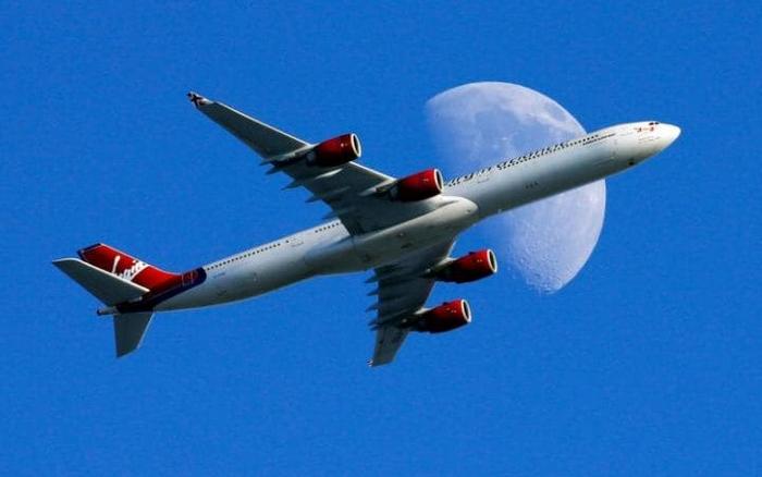 Letadlo vyrobené z materiálu, který je lehčí než peří