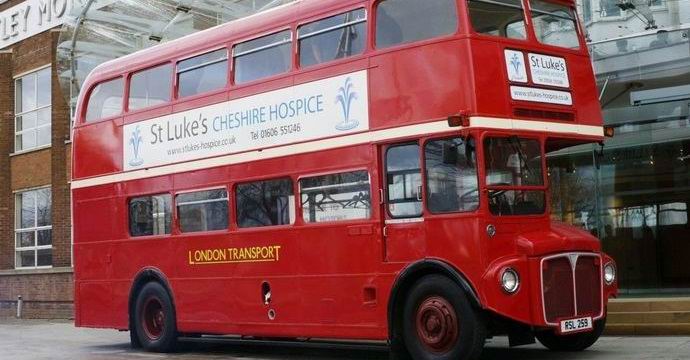Londoners zvedl autobus, aby zachránil muže