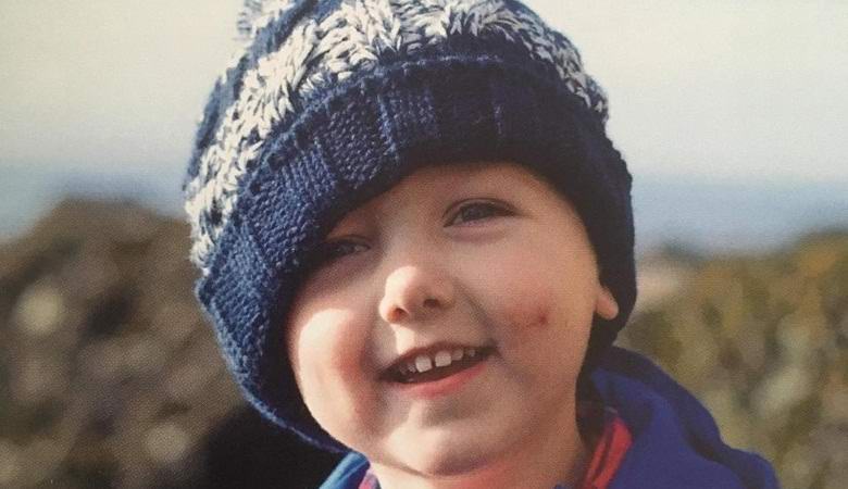 Paprsek světla spadl z oblohy na malého chlapce.