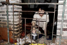 Milující 12letý manžel udržuje jeho manželku v kleci.