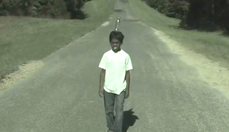 Chlapec s lahví na hlavě, který prováděl zázraky