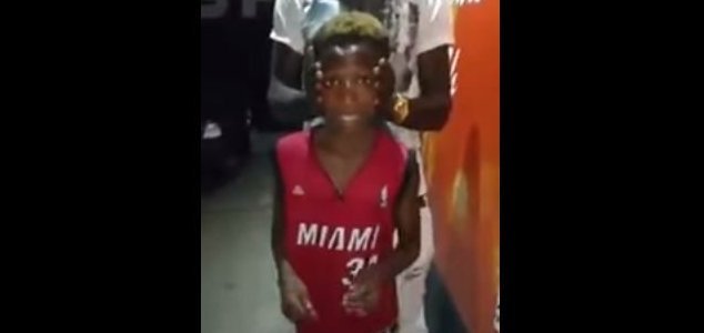 Chlapec ví, jak otočit hlavu o 180 stupňů.