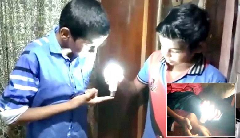 Chlapec rozsvítí LED lampy dotykem ruky