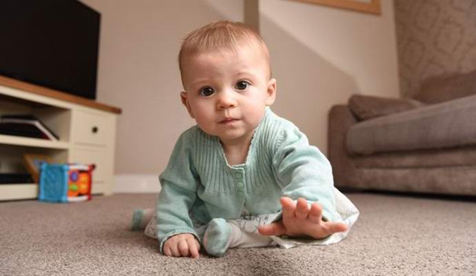 Holčička sleduje úžasného videa v úžasném videu.