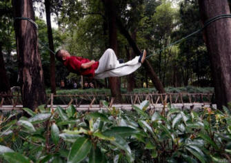 Mistr kung-fu může spát, zatímco leží na laně.