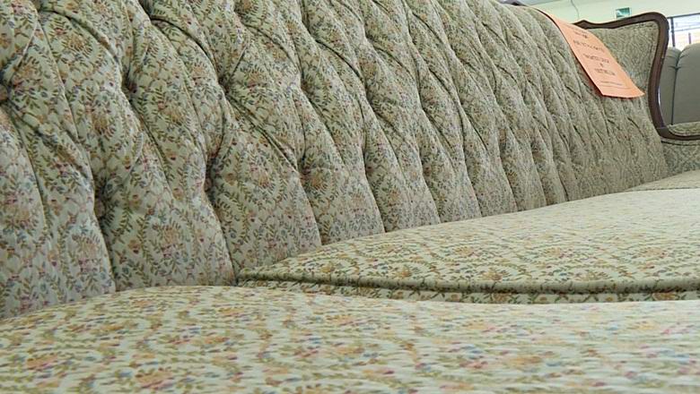 Obchod s nábytkem nechce prodávat duchovou pohovku