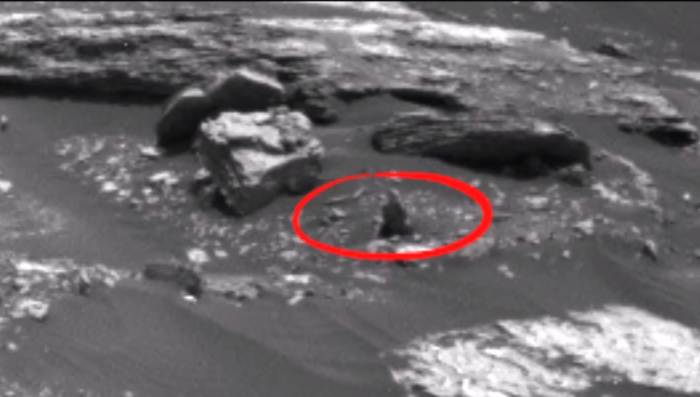 Meditující humanoid na Marsu