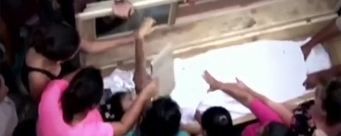 Mrtvá dívka najednou ožila na pohřbu