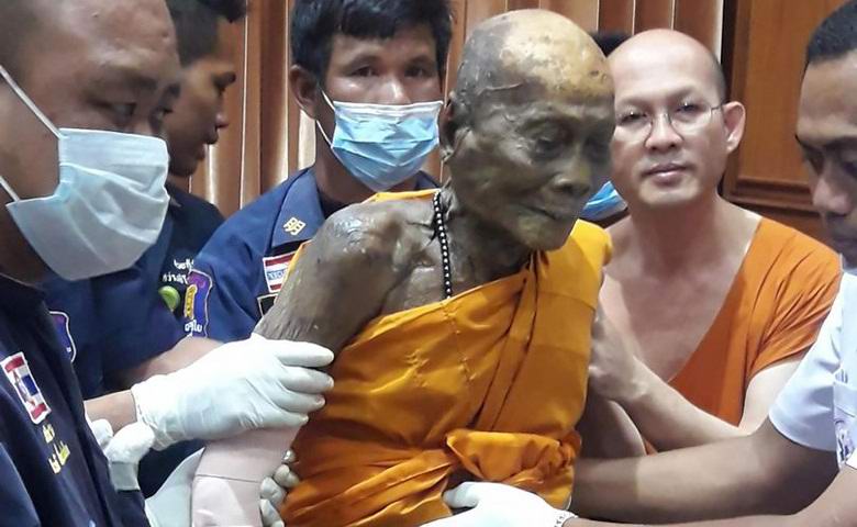 Mrtvý buddhistický mnich se usmál v rakvi