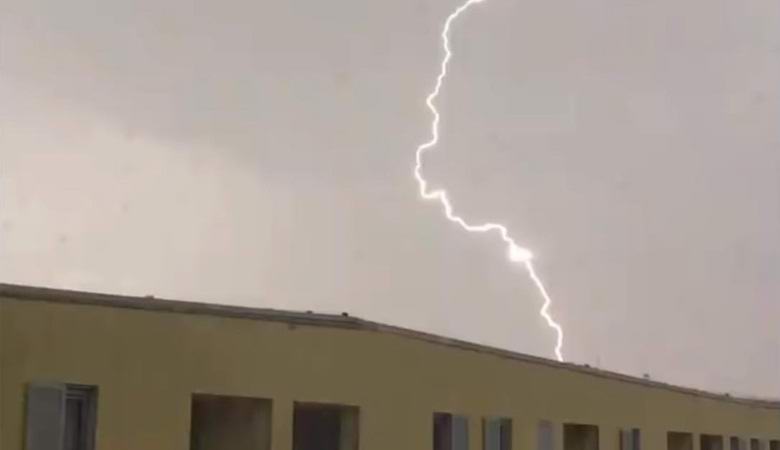 Blesk zasáhl tajemný trojúhelníkový UFO