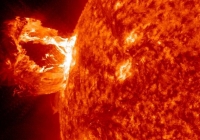 Silná magnetická bouře na Zemi je vyvolána sluneční erupcí. 