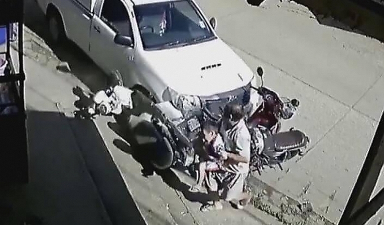 Motocyklista a jeho dítě zázrakem přežili nehodu.