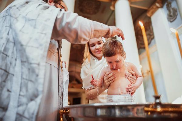 je možné pokřtít dítě těhotné kmotry 