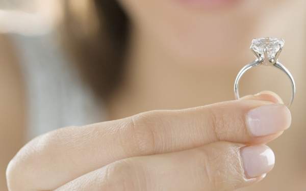 je možné nosit snubní prsten někoho jiného 