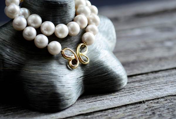 je možné dát perly ženě 