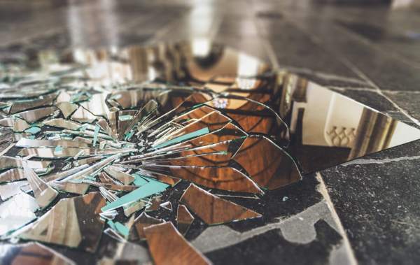 co se stane, když se podíváte do rozbitého zrcadla 